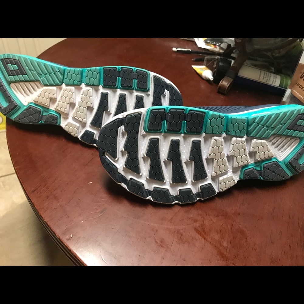 Size 10 Women’s Hoka, worn 3 times - Picture 3 of 4